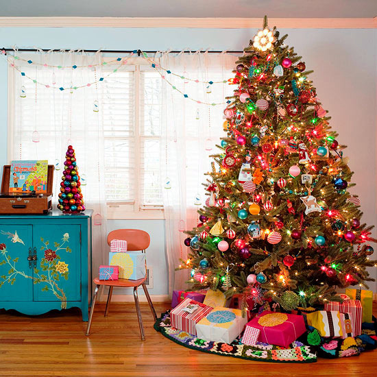 Ideas for a brightly decorated Christmas tree with striking details