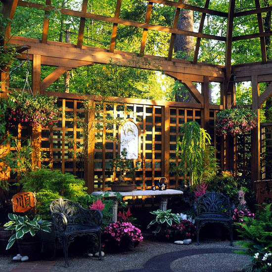Privacy in the garden - the structures and wooden fences privacy