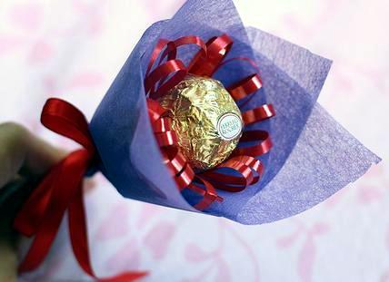 Gifts for Mother's Day craft itself - Bouquet of sweets