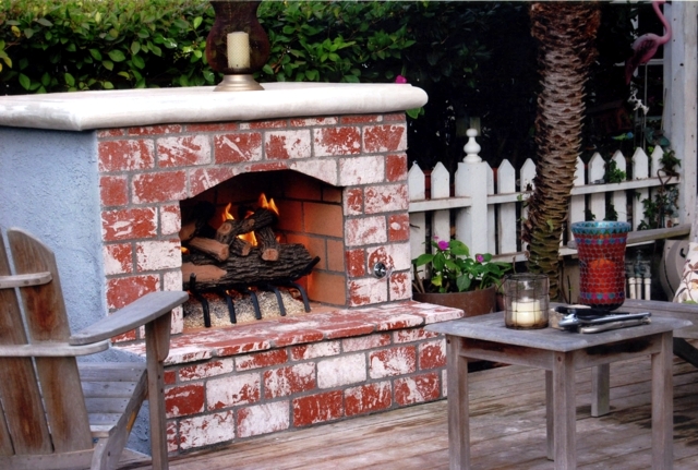 Stone barbecue fireplace - the highlight in the garden