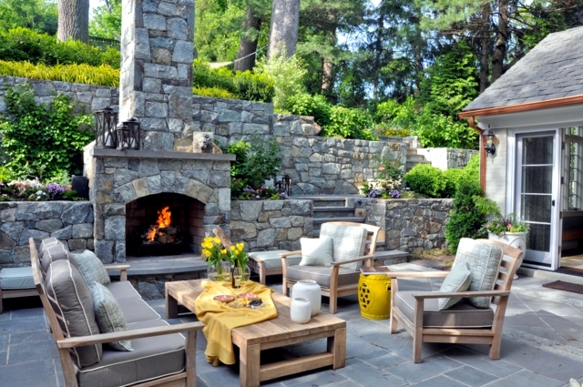 Stone barbecue fireplace - the highlight in the garden