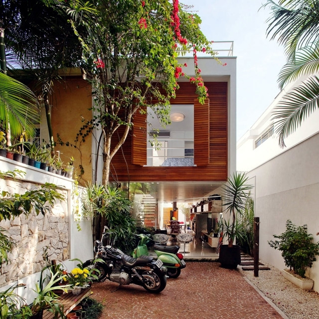 Modern house in a narrow land in São Paulo