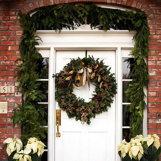 The entrance festive decorating ideas for Christmas decorations