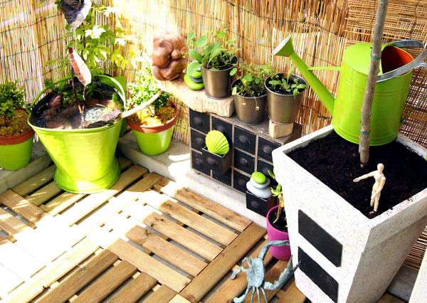 Privacy for the balcony with plants and bamboo mats