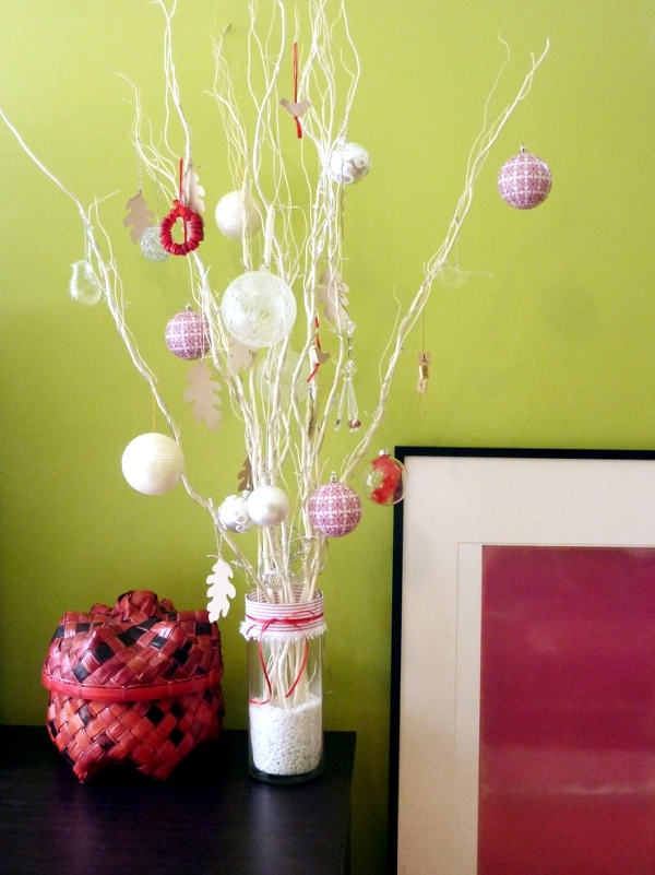 Organize large Christmas decoration with traditional decor items