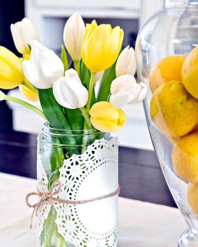 Spring colors for the Easter table decoration - green and yellow