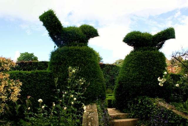 20 ideas for unusual garden sculptures to make your own