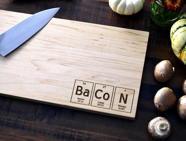 Engraved wooden cutting board gives the whistle Kitchen