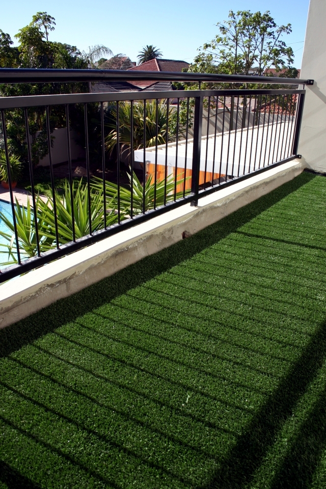 The synthetic grass for balcony and terrace - Easy to clean and green all year round