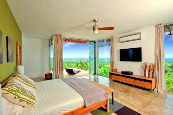 Moon villa in Costa Rica, with spectacular views of the mountains and sea