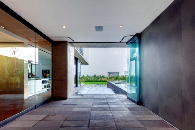 Modern L-shaped residential building - When merging indoor and outdoor