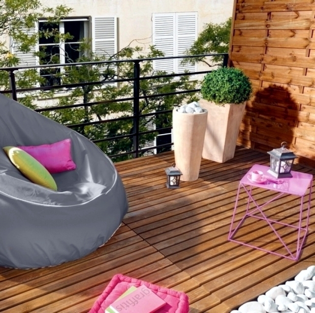 The wooden floor and balcony appearance and weather resistance