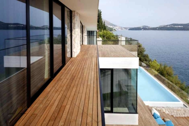 The wooden floor and balcony appearance and weather resistance