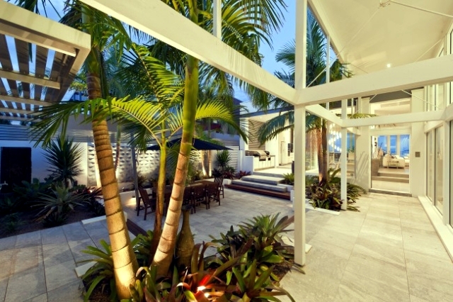 Designing exotic backyard of a house near the sea in Australia