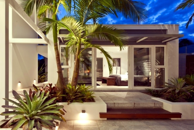 Designing exotic backyard of a house near the sea in Australia