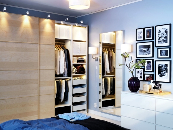 Ideas for the open closet in the room - how to hide?