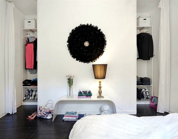 Ideas for the open closet in the room - how to hide?