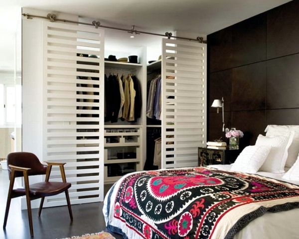 Ideas for the open closet in the room - how to hide?