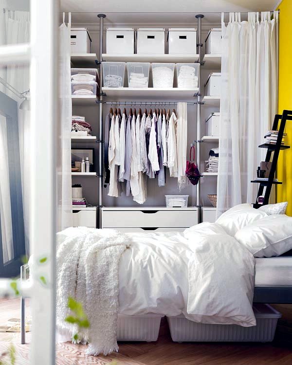 Ideas for the open closet in the room - how to hide?