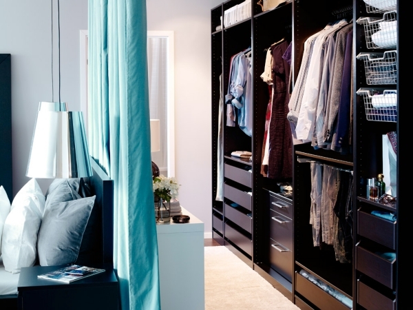Ideas for the open closet in the room - how to hide?