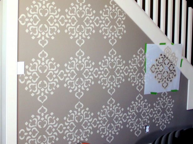 motif mural painting itself - an idea with paint and stencil