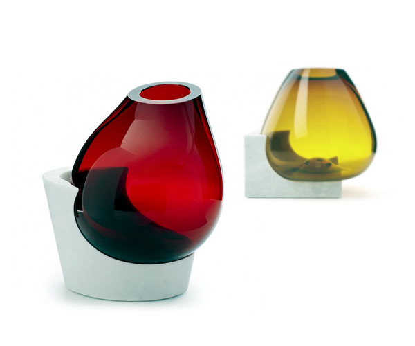 Glass vases decorated with bright colors bring in.