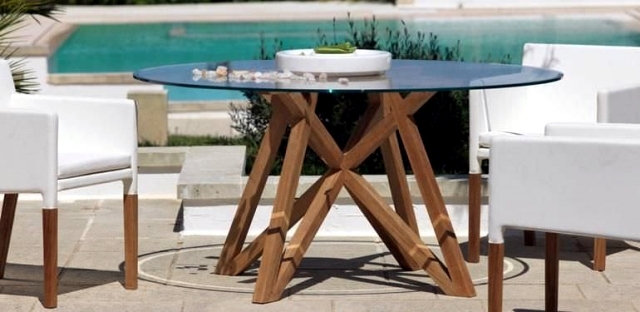 Round wooden table - classic furniture anywhere