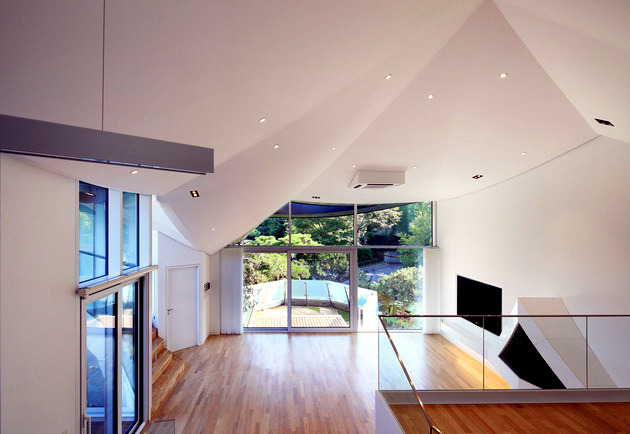 I house with hipped roof - roof original form influenced modern architecture