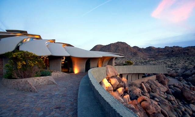 Contemporary residence as a time machine in the desert of California