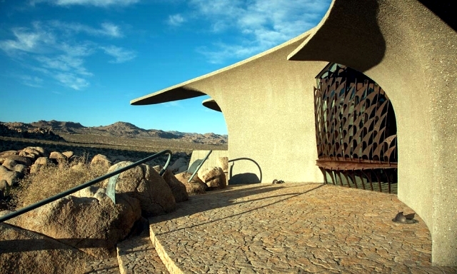 Contemporary residence as a time machine in the desert of California