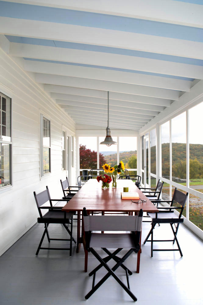 Large veranda in white | Interior Design Ideas - Ofdesign