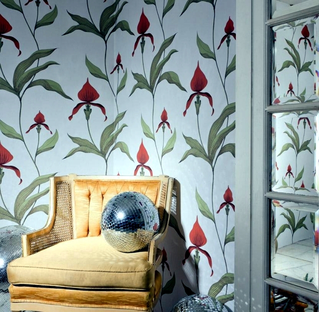 Patterned wallpaper gives the living room and modern elegance