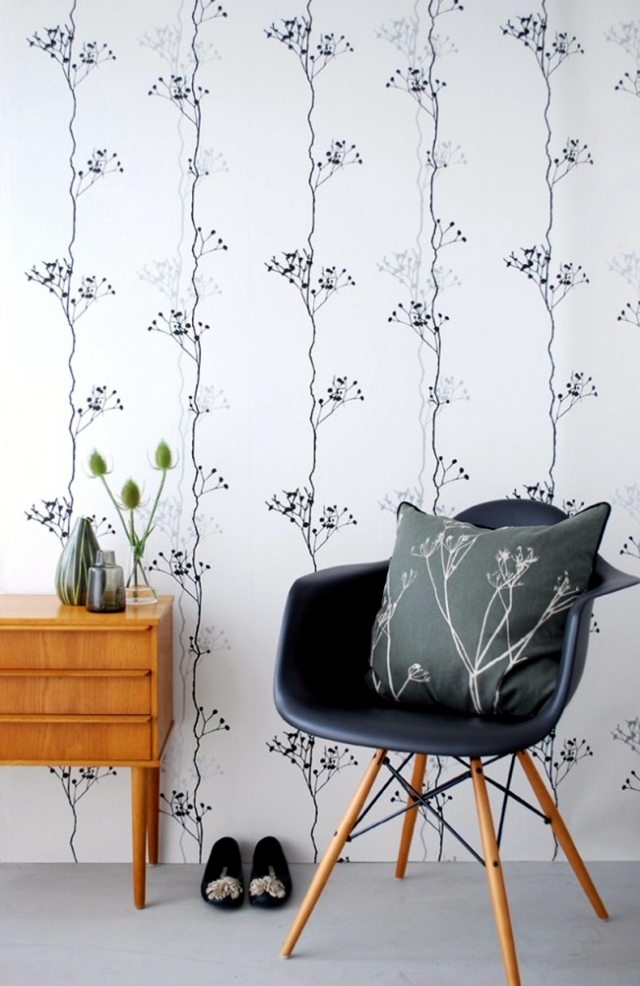 Patterned wallpaper gives the living room and modern elegance