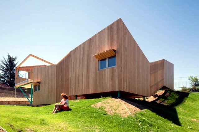 House on a hill with a seven-volume modular building construction
