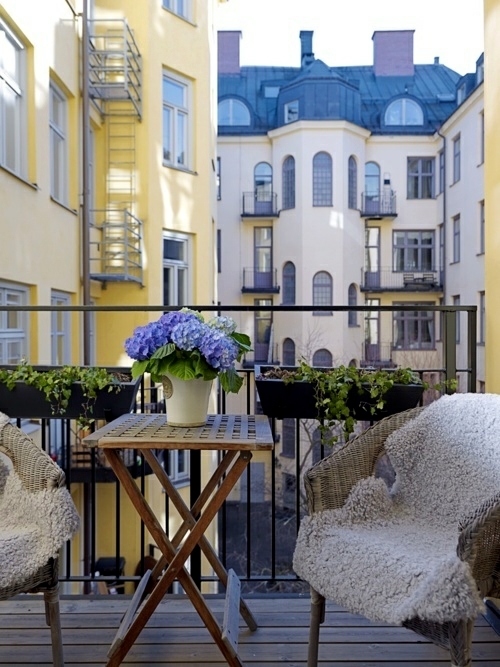 14 Balcony ideas - with flower boxes decorate the railings
