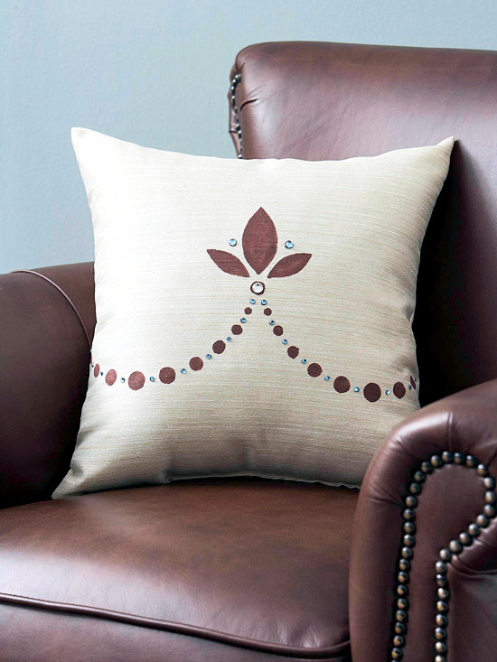 24 ideas for decorative sofa cushions or you refresh the interior