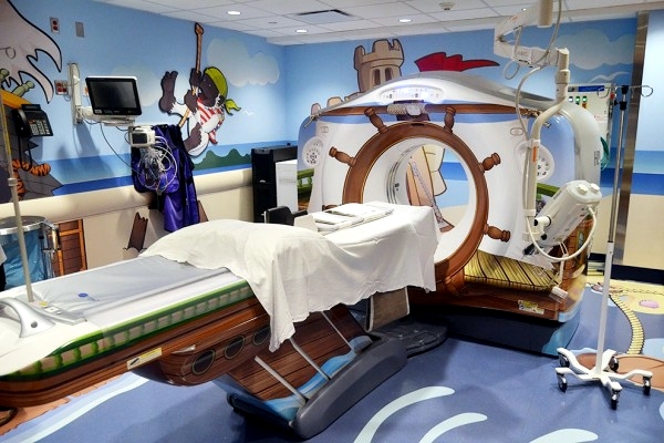 A children's hospital in the U.S. uses pirate decoration against child anxiety