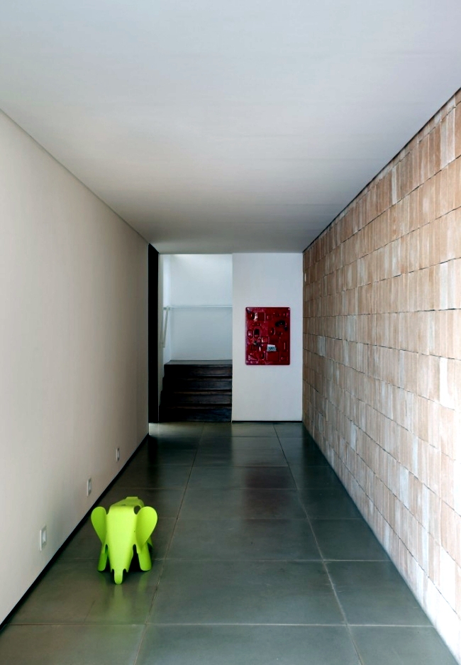 Aesthetics meets minimalist modern house by Guilherme Torres