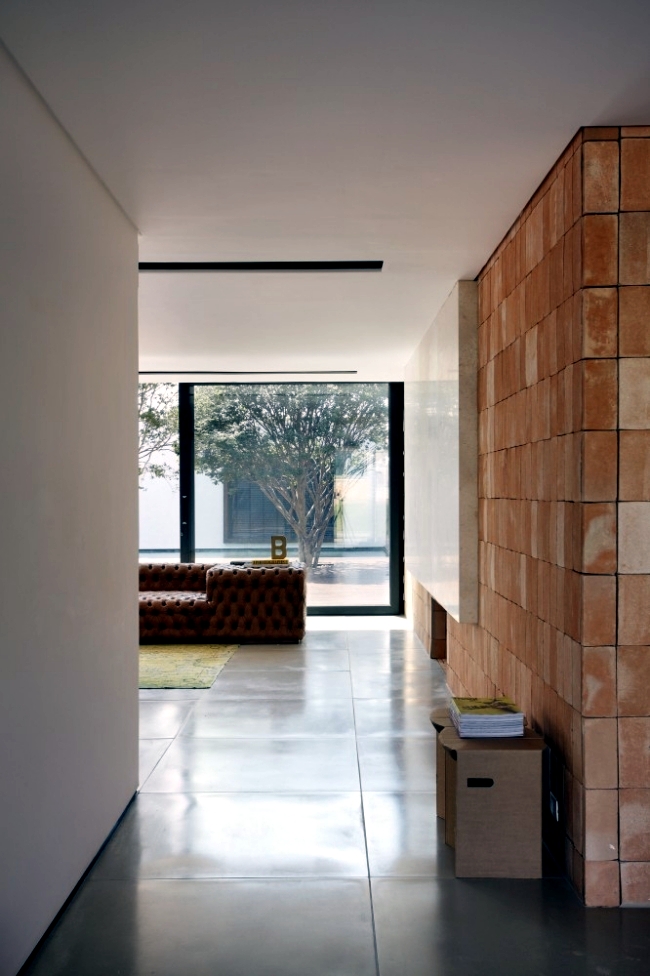 Aesthetics meets minimalist modern house by Guilherme Torres