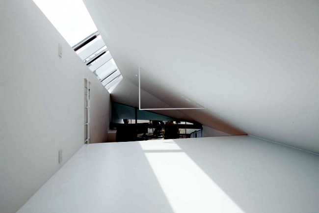 Architect house "Arrow" in Tokyo with an asymmetrical floor plan