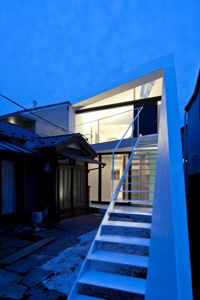 Architect house "Arrow" in Tokyo with an asymmetrical floor plan