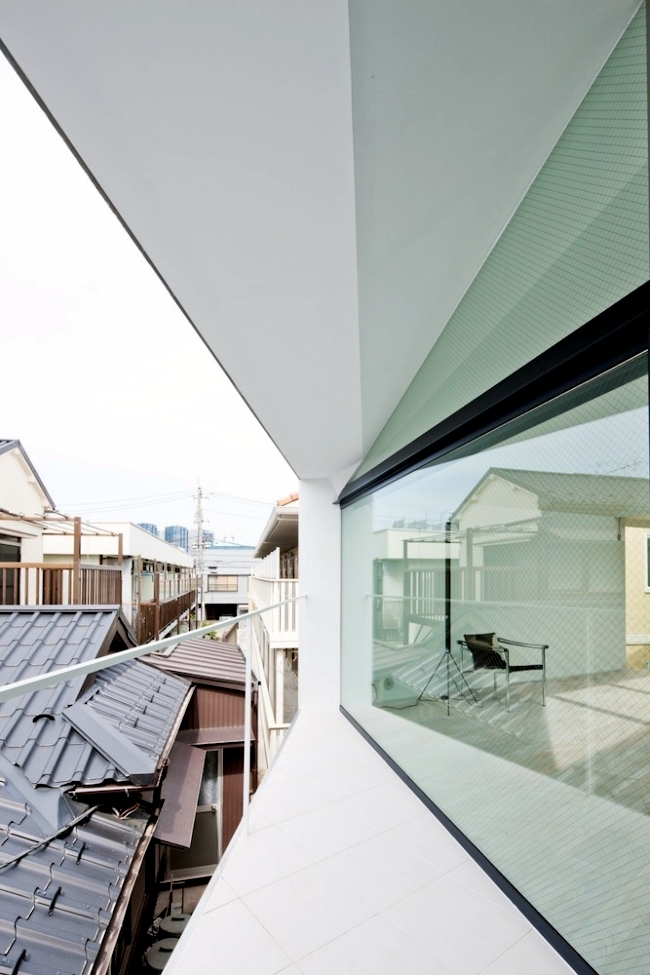 Architect house "Arrow" in Tokyo with an asymmetrical floor plan