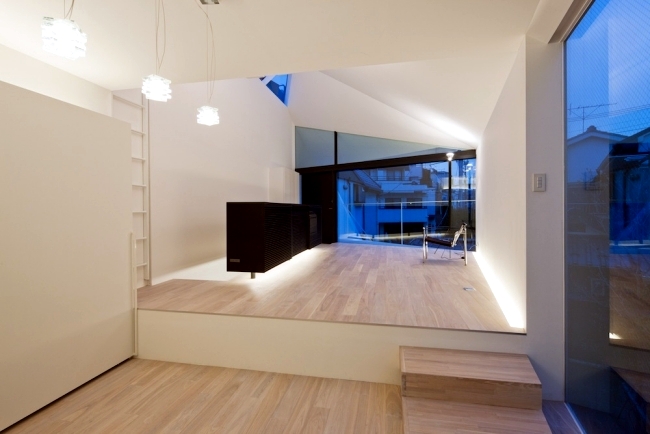 Architect house "Arrow" in Tokyo with an asymmetrical floor plan