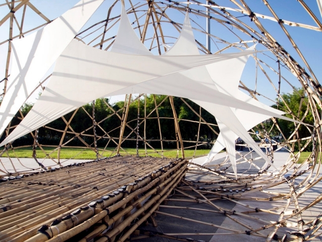 Art sculpture made of bamboo in Macau is to install light in the evening