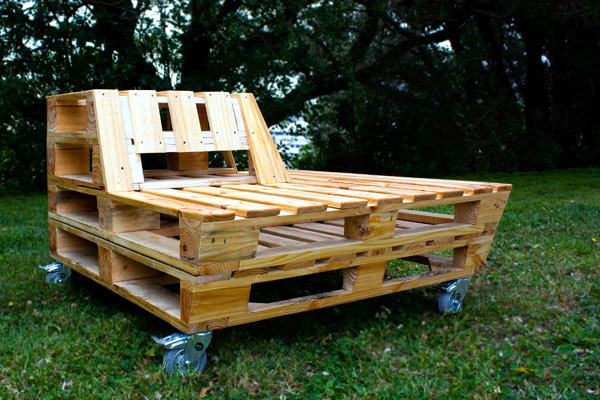 Bench made of wood pallets creates comfort and relaxation in the garden