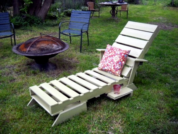 Bench made of wood pallets creates comfort and relaxation in the garden