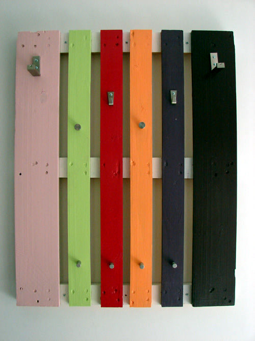 Build coat rack wooden pallets themselves - interesting DIY project