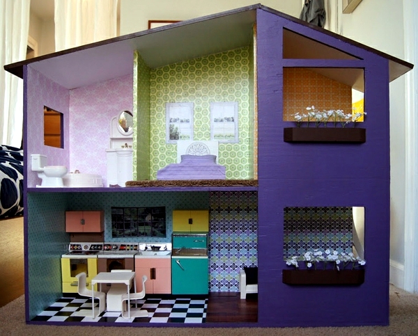Build dollhouse and organize themselves in the children's play area