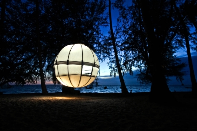 Cocoon Tree - A Luxury Tree House tent hanging bed combination