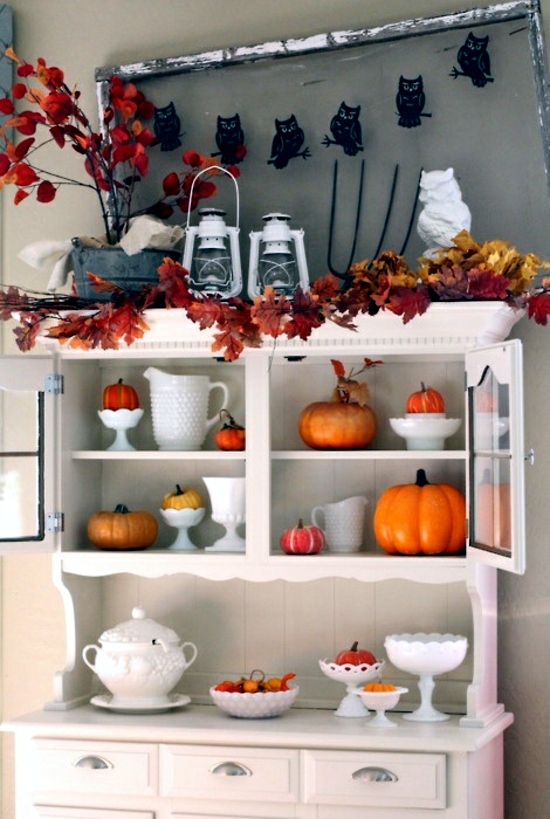 Colorful autumn decoration with leaves - craft ideas for indoors and outdoors